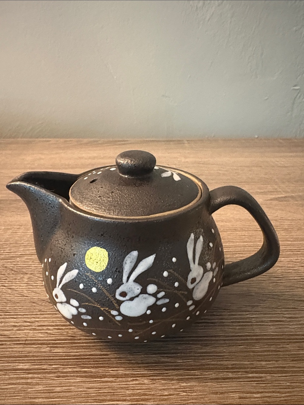 Japanese Kutani Pottery Kyushu Small Teapot with Jumping Rabbits - Preused